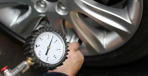 Een bandenspanningsmeter aan het ventiel van een wiel